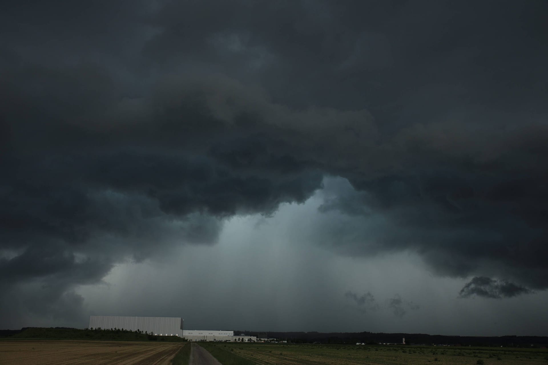 Dunkle Wolken bauen sich über dem Unterallgäu in Schwaben auf. Foto aus Mindelheim, Bayern.