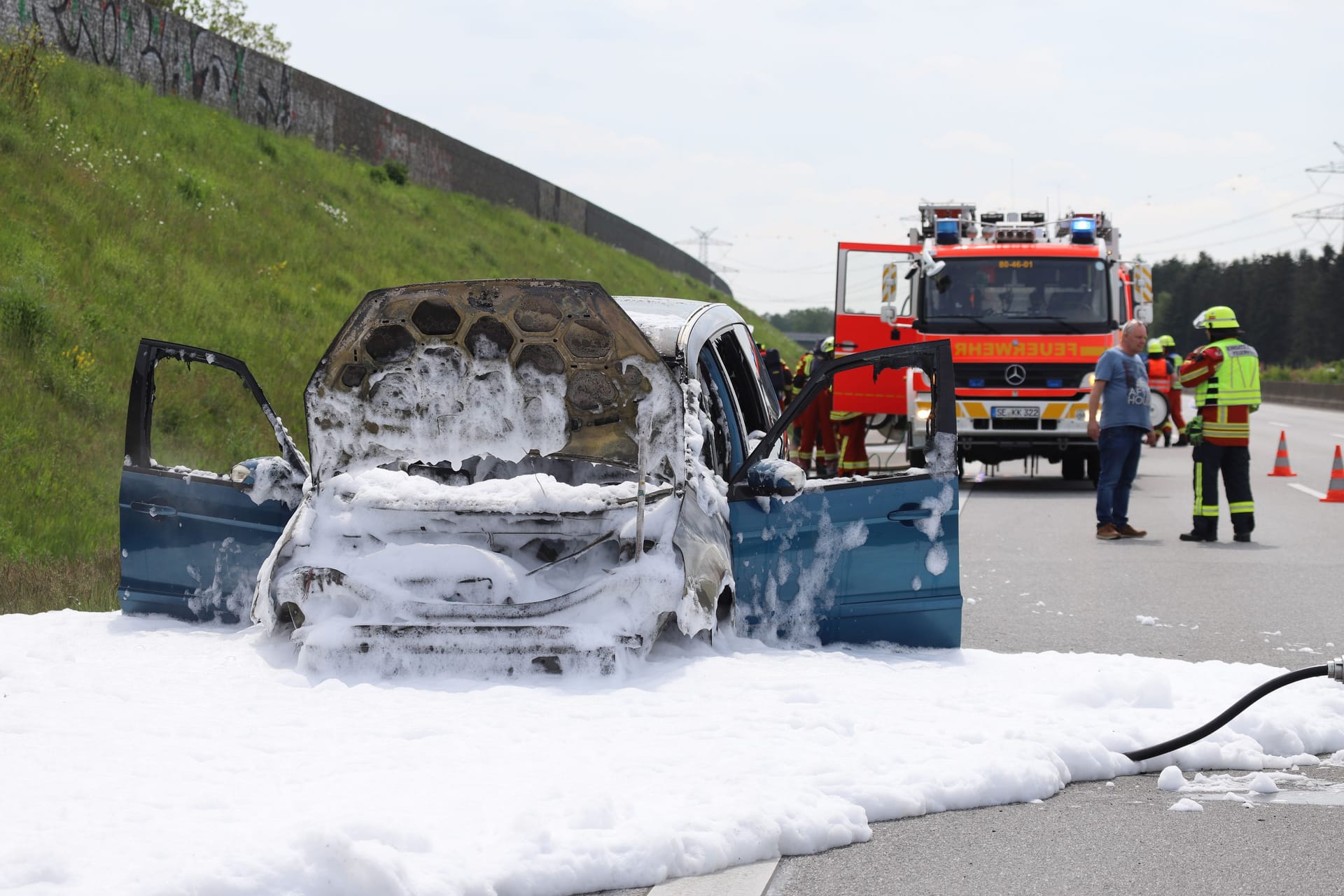 Der Van ist auf dem Standstreifen ausgebrannt: Verletzt wurde bei dem Brand niemand.