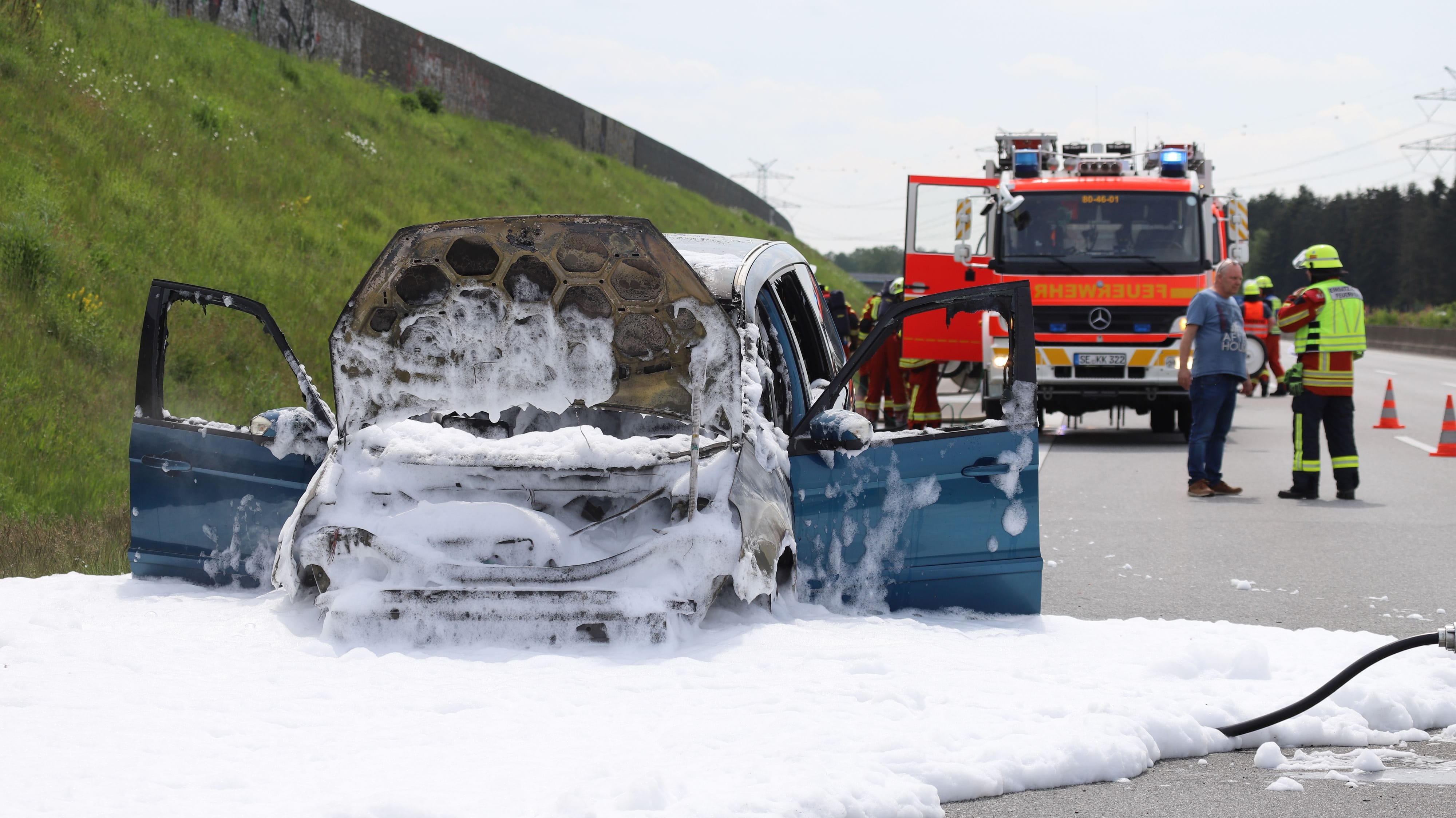 A7 bei Kaltenkirchen voll gesperrt: Auto brennt auf Fahrstreifen aus