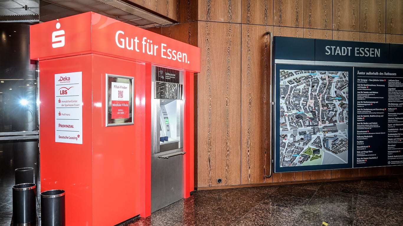 Geldautomat der Sparkasse Essen im Foyer des Essener Rathauses (Archivfoto): Derzeit sind Briefe von Betrügern im Umlauf.