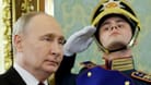 Russlands Gewaltherrscher Wladimir Putin passiert eine Ehrengarde im Kreml.