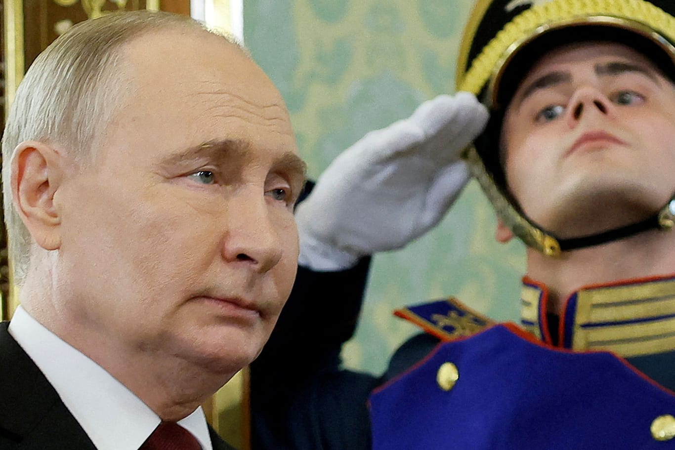 Russlands Gewaltherrscher Wladimir Putin passiert eine Ehrengarde im Kreml.