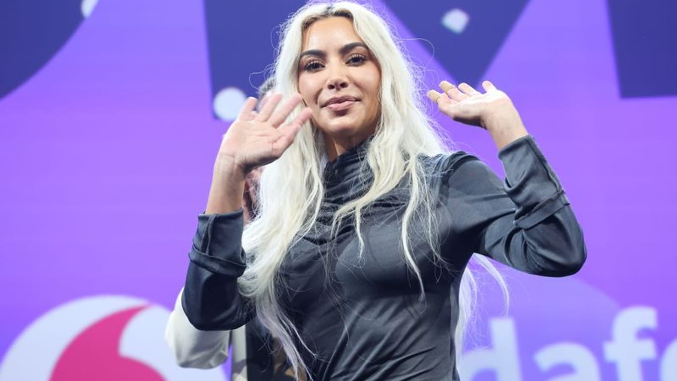 US-Superstar Kim Kardashian auf der Bühne auf der Digital- und Marketingmesse OMR.