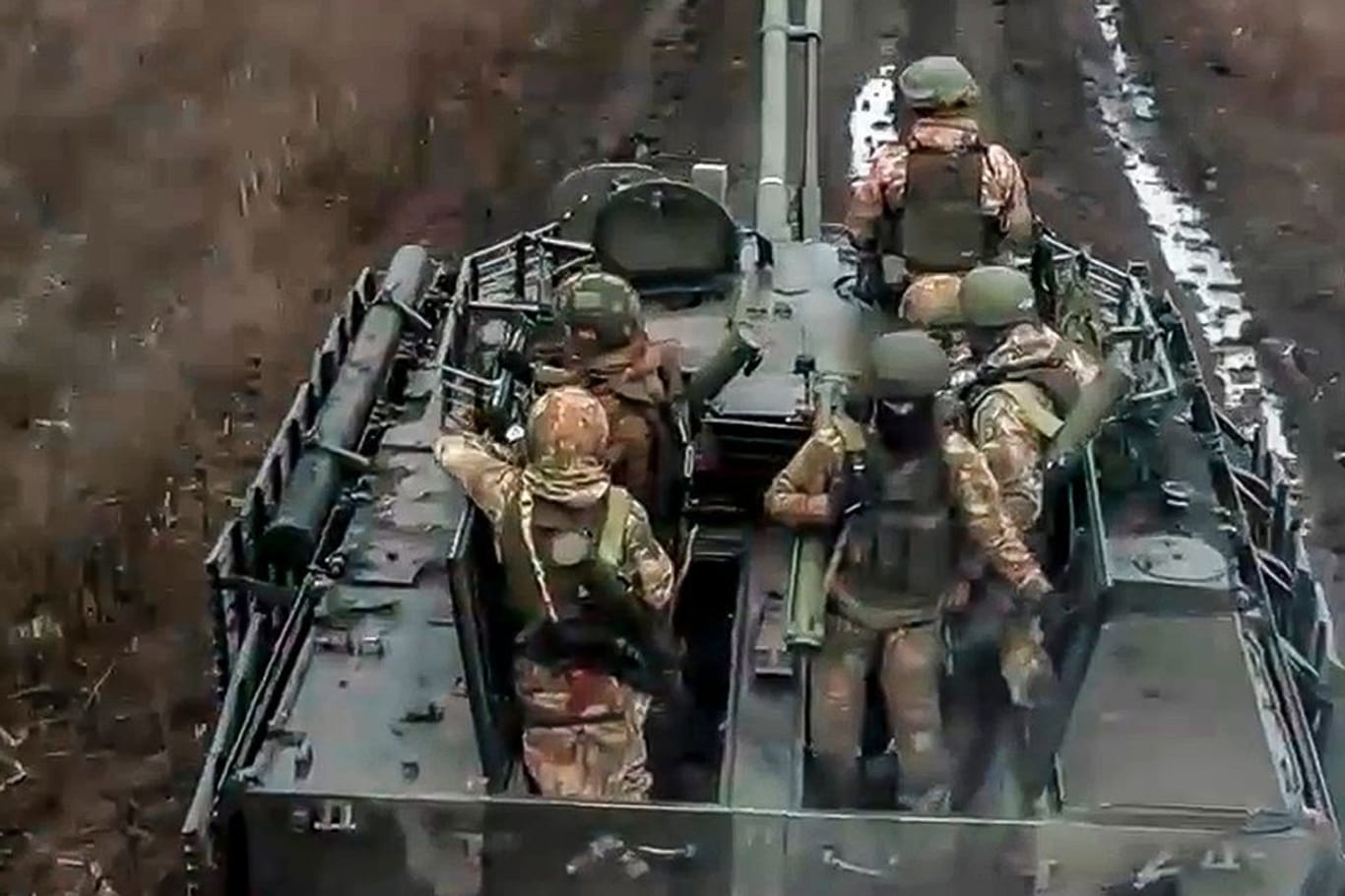 Russische Soldaten auf dem Weg zu einer Stellung (Archivbild). Ein ukrainischer General sieht die Chancen für einen Gewinn des Kriegs als gering an.