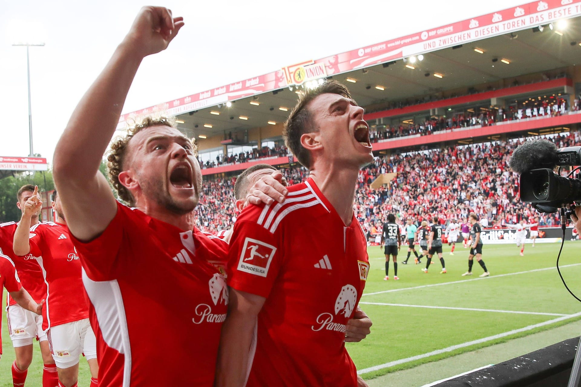 Jubel bei Union Berlin: Der Klub schaffte am letzten Spieltag auch aufgrund der Schützenhilfe von Werder Bremen den Klassenerhalt.