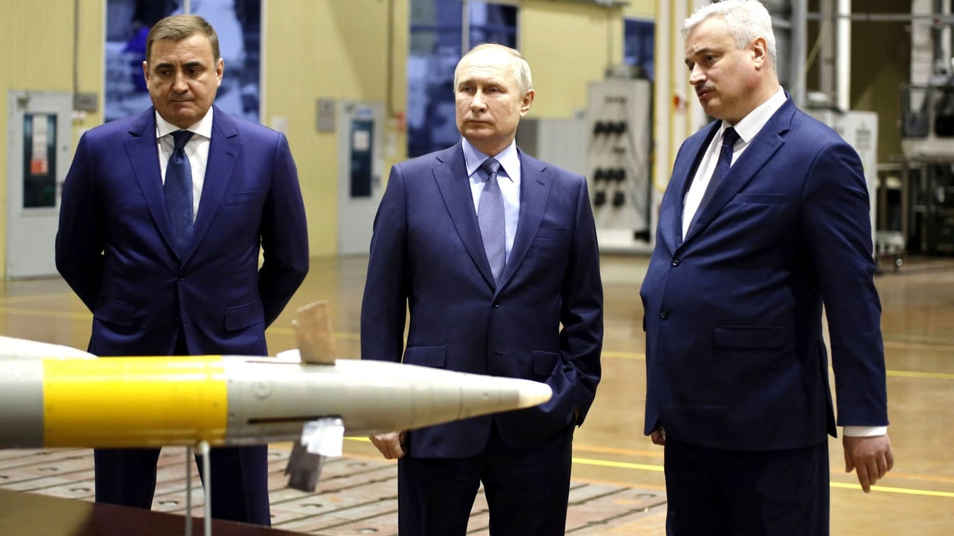 2022: Alexej Djumin und Wladimir Putin besichtigen eine Rüstungsfabrik in der Region Tula.