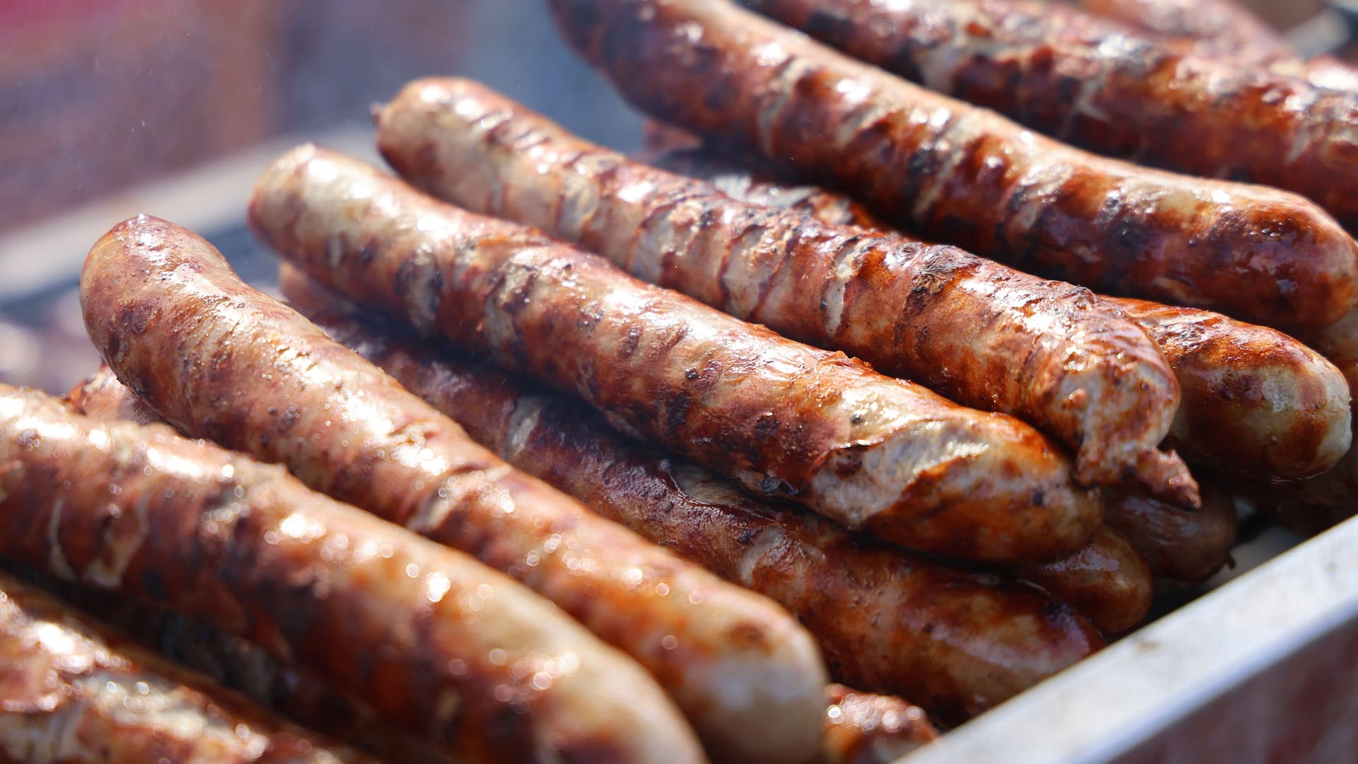 Bratwürste an einem Grill (Symbolfoto): Die wohl bekannteste Wurstbudenkette Bremens gibt auf.