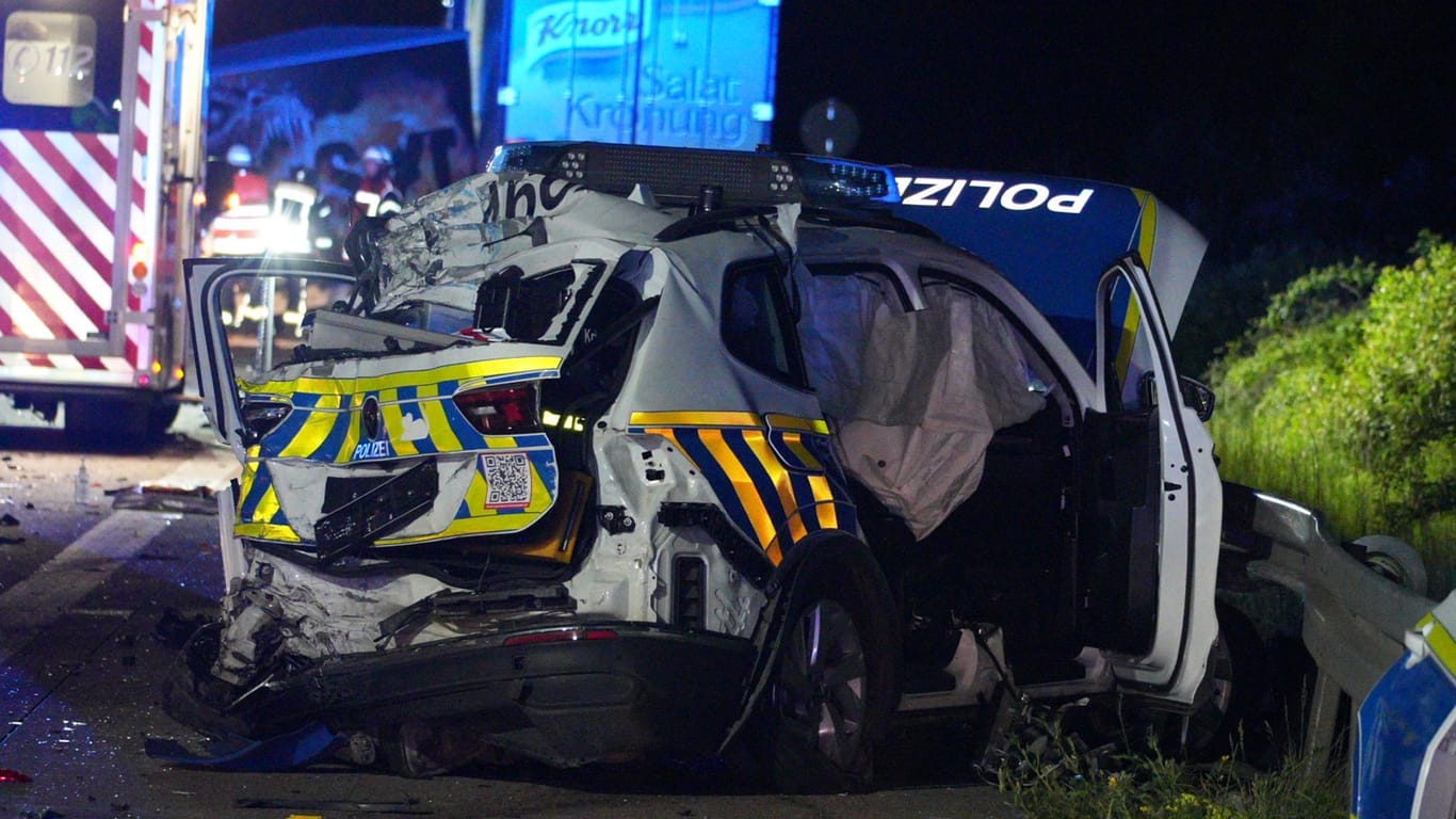 Laster fährt auf A9 in Unfallstelle