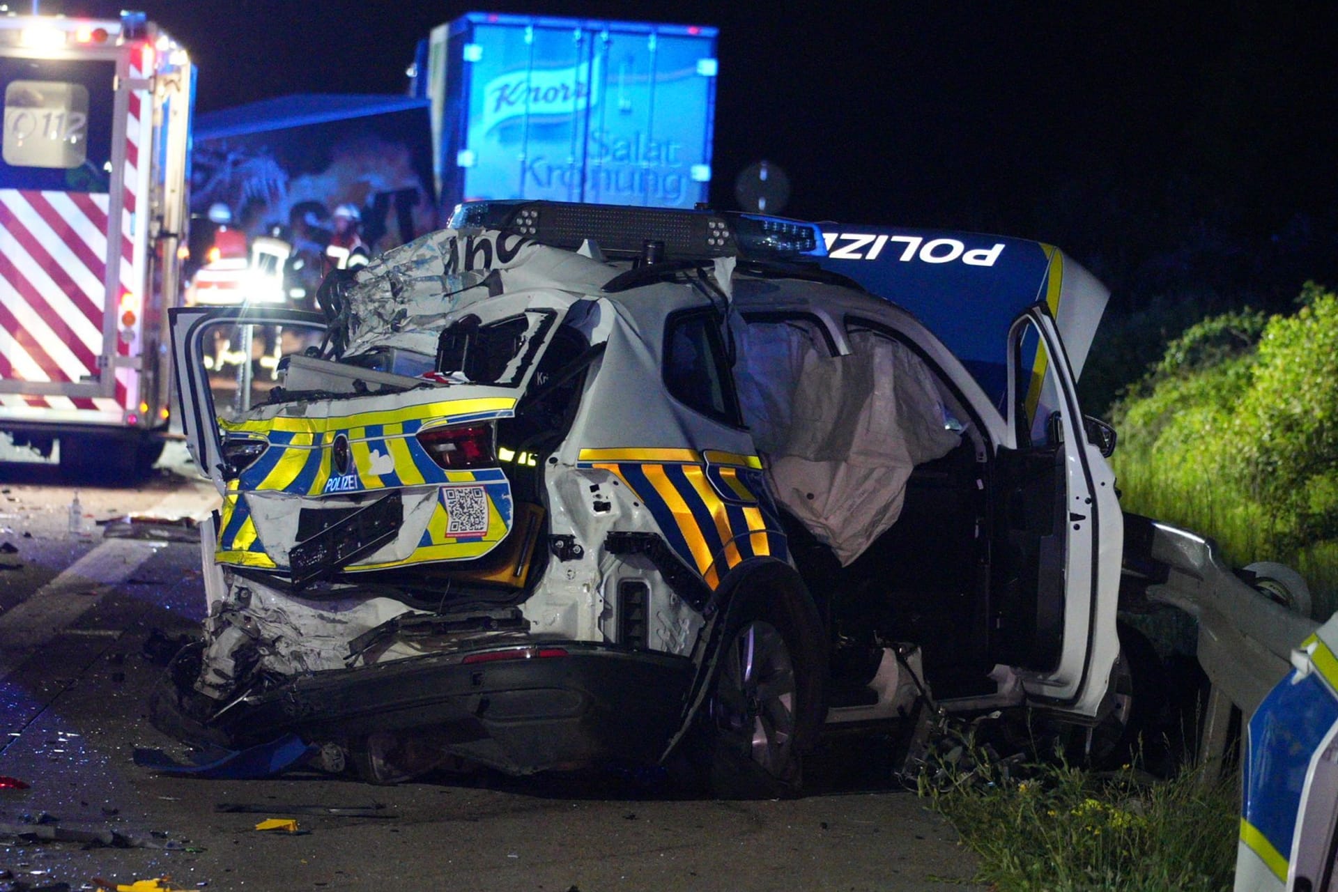Laster fährt auf A9 in Unfallstelle