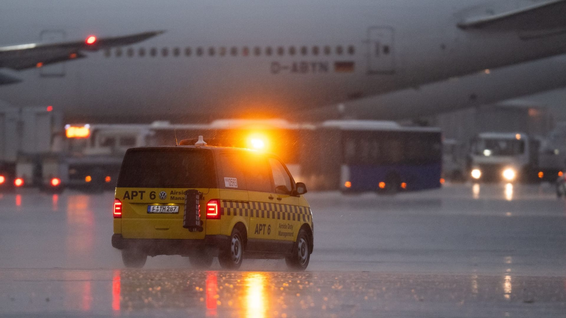 Während des Unwetters wurde die Abfertigung der Maschinen am Frankfurter Flughafen ausgesetzt.