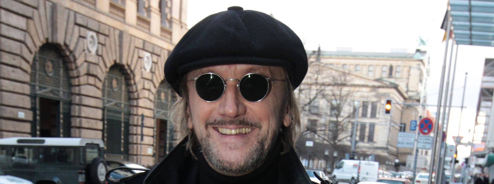Mit Sonnenbrille und guter Laune: Im März 2010 kommt Marius Müller-Westernhagen vor dem Nobelhotel an.