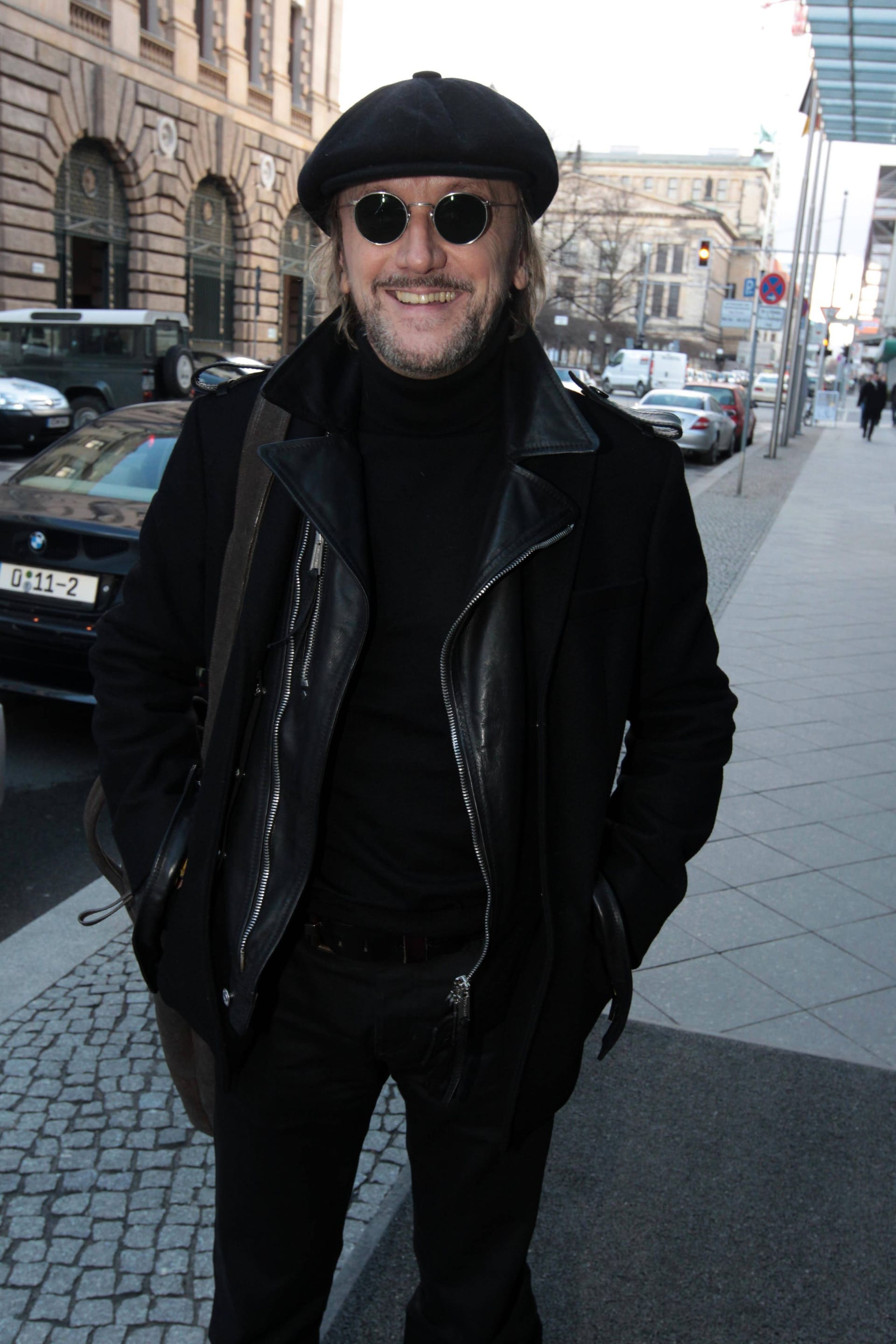 Mit Sonnenbrille und guter Laune: Im März 2010 kommt Marius Müller-Westernhagen vor dem Nobelhotel an.