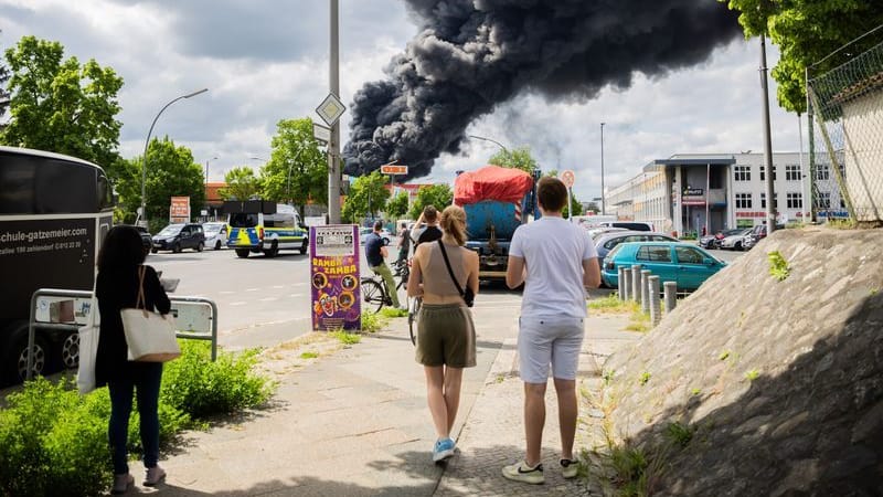 Passanten beobachten den Großbrand in Berlin-Lichterfelde: