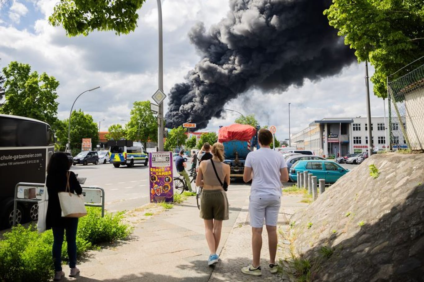 Passanten beobachten den Großbrand in Berlin-Lichterfelde: