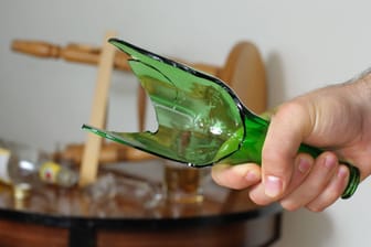 Eine zerbrochene Glasflasche (Symbolbild): Am Donnerstag verletzte ein Mann ein Kind mit einer Glasflasche.
