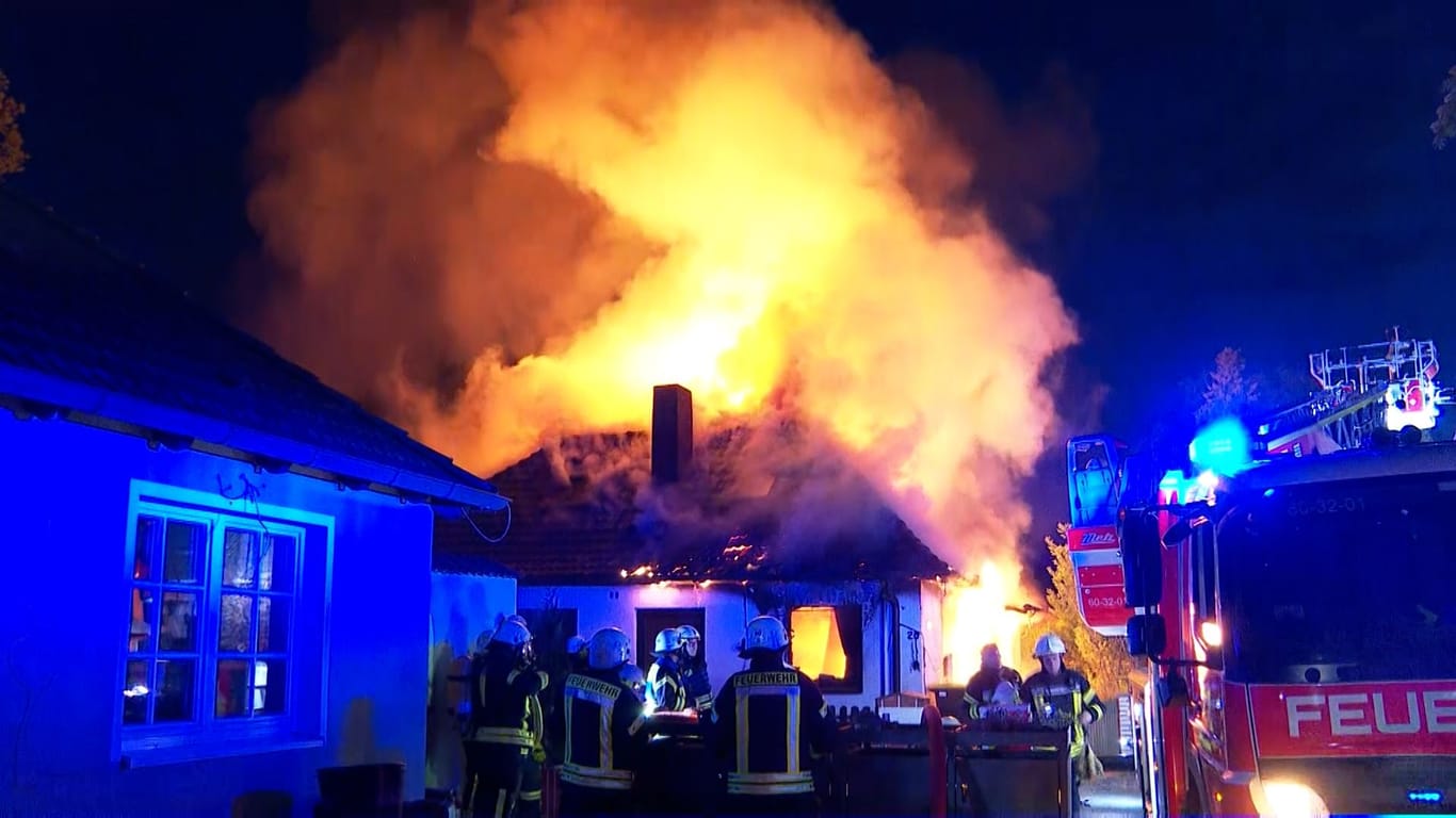 Haus im Vollbrand in Ahrensburg: Nachbarn konnten die Seniorin gerade noch retten.