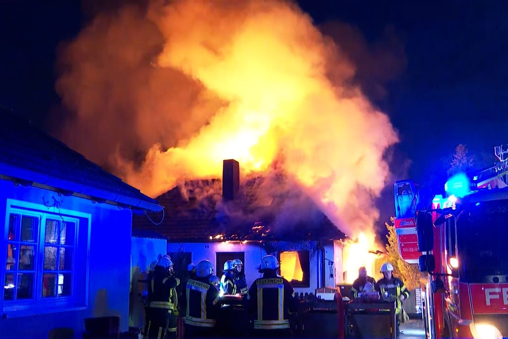 Haus im Vollbrand in Ahrensburg: Nachbarn konnten die Seniorin gerade noch retten.