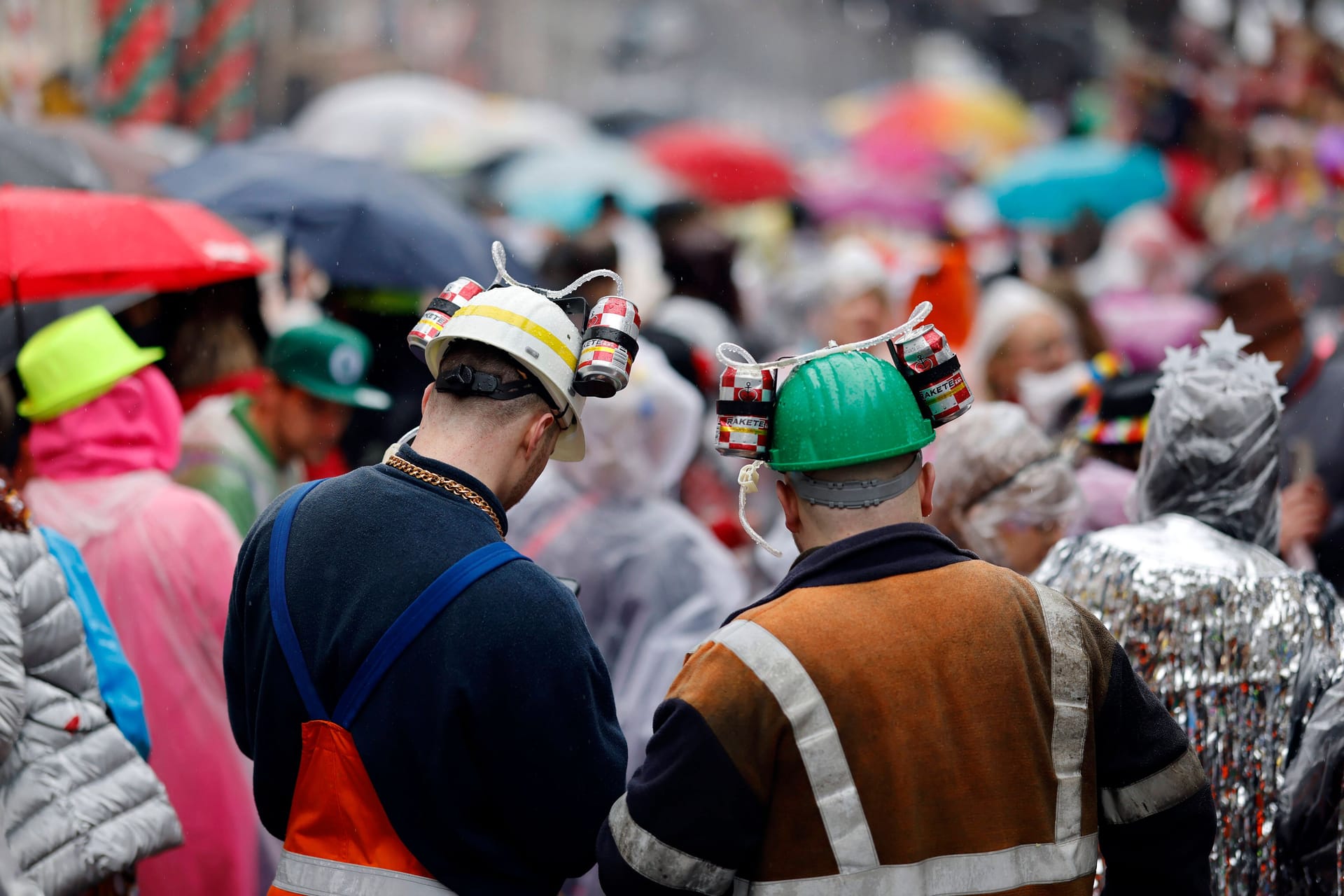 Karnevalisten in der Kölner Altstadt (Symbolfoto): Der Prozess um eine Männer-WhatsApp-Gruppe wird am Landgericht neu aufgerollt.