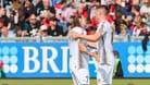 Andreas Albers (r.) und Jackson Irvine jubeln: Der FC St. Pauli sicherte sich die Zweitligameisterschaft.