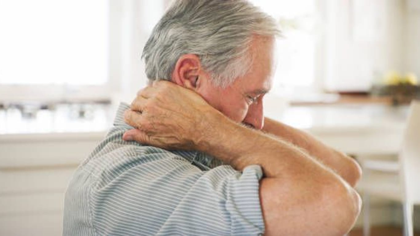 Seltene Krankheit: Bei Patienten mit schmerzenden Gelenken und schwerer Akne kann das SAPHO-Syndrom eine Ursache sein.