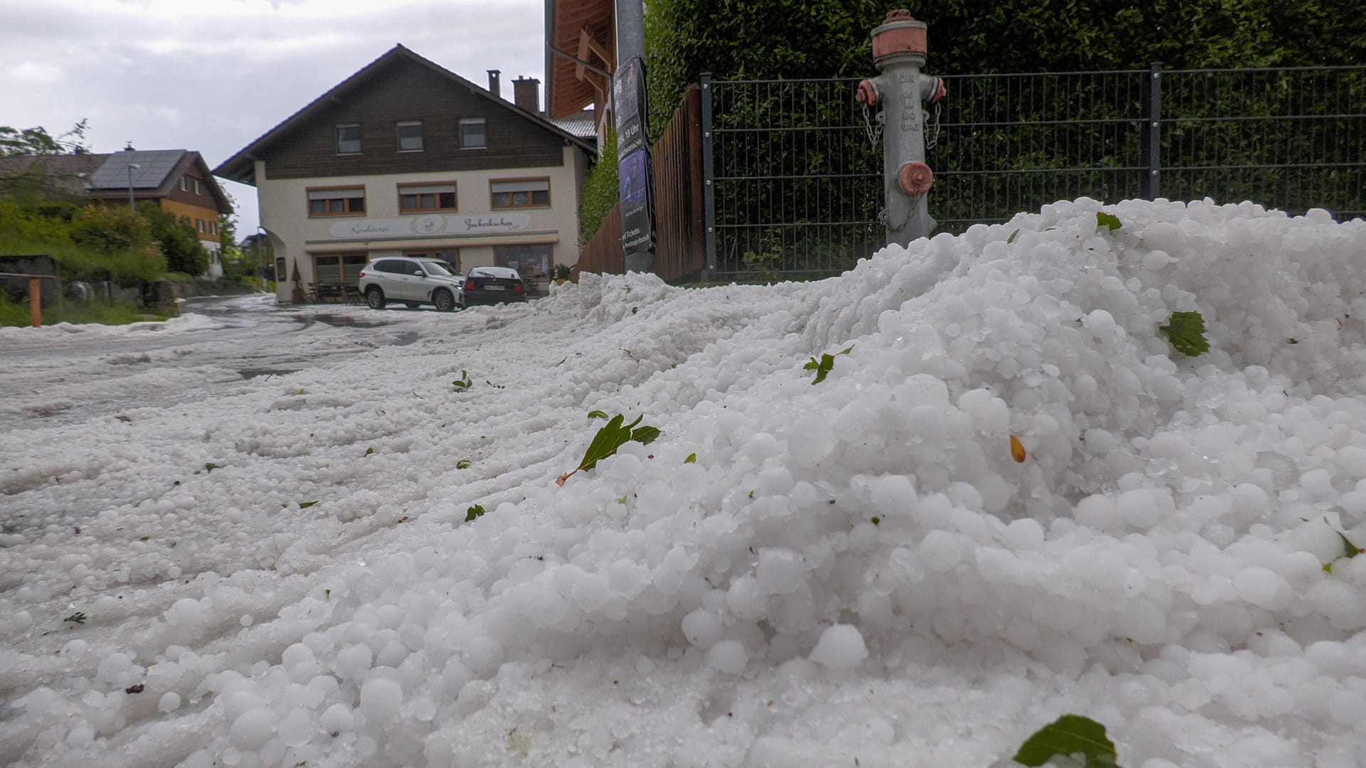 Ein Radlader war in Ried im Einsatz, um den Hagel von der Straße zu beseitigen.