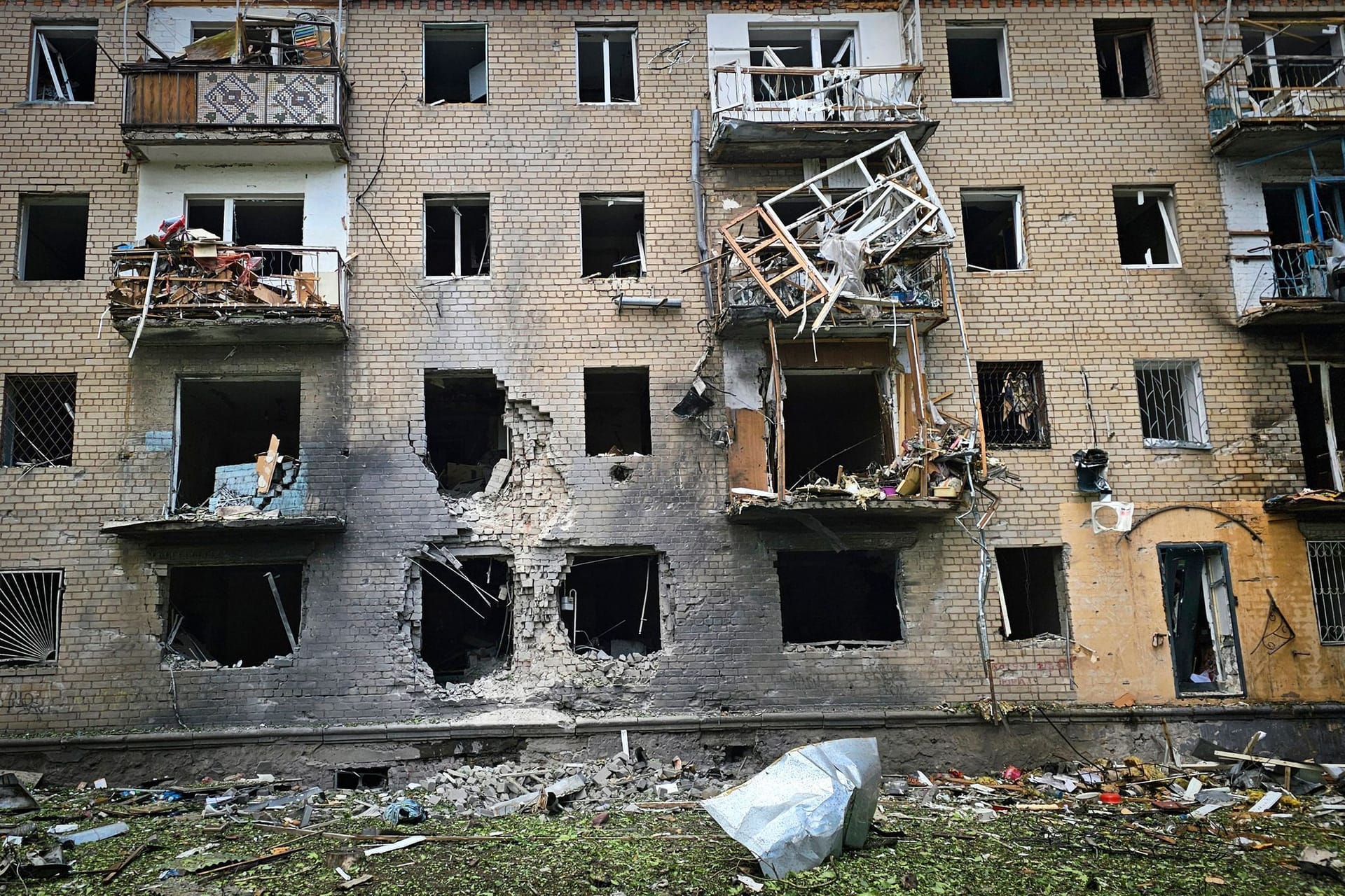 Von einer russischen Gleitbombe getroffenes Wohnhaus in Cherson.