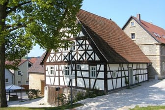Gemeinde Hausen bei Würzburg: Am Freitag kam hier ein Mann in seinem Keller ums Leben.