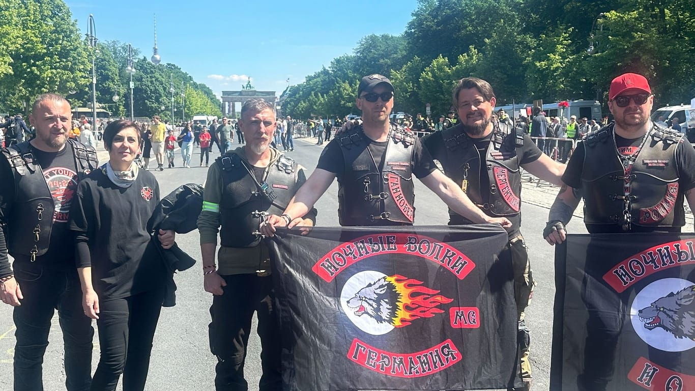 Berlin: Mitglieder der sowjetisch-nationalistischen Rockergruppe "Nachtwölfe" sind am Donnerstagnachmittag in der Hauptstadt angekommen.