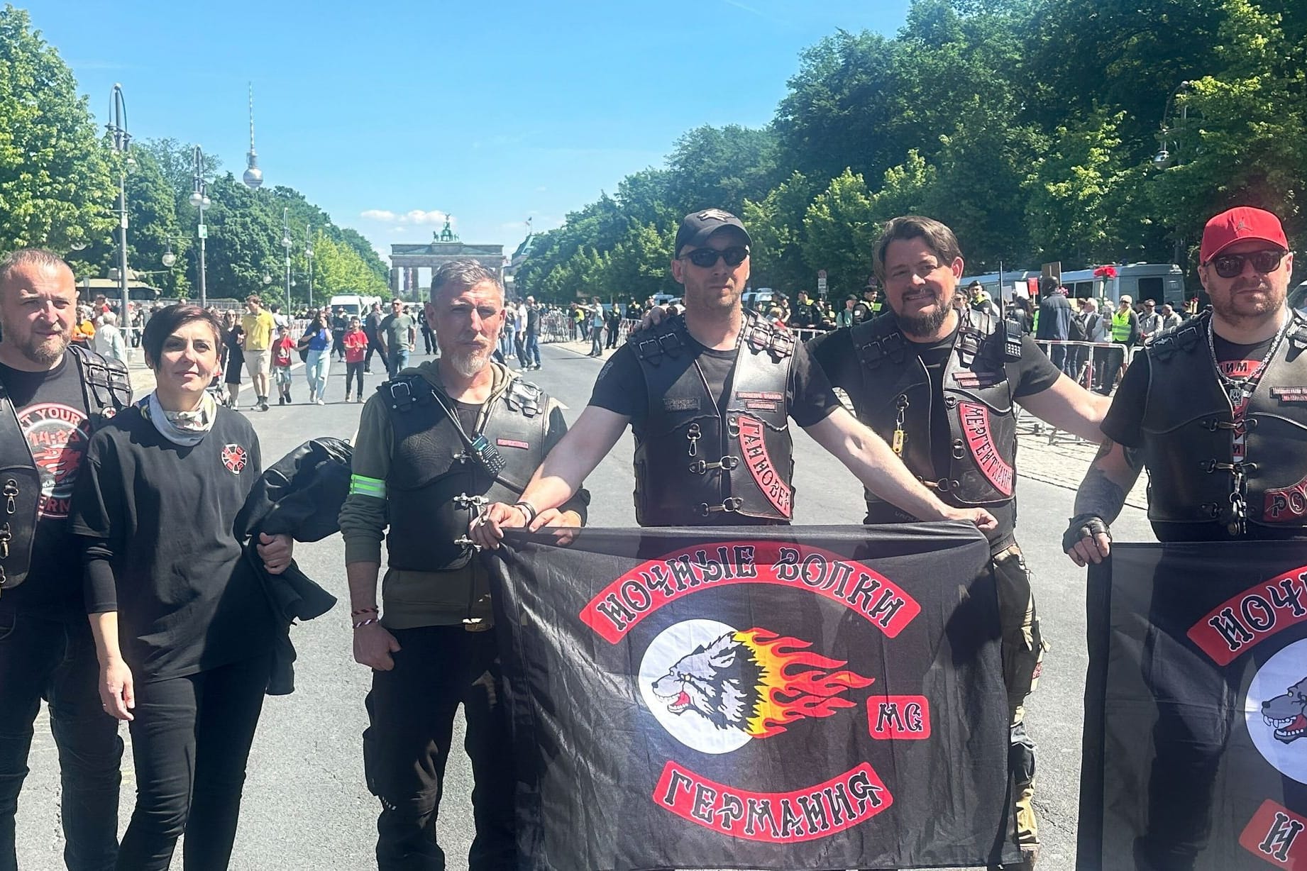Berlin: Mitglieder der sowjetisch-nationalistischen Rockergruppe "Nachtwölfe" sind am Donnerstagnachmittag in der Hauptstadt angekommen.