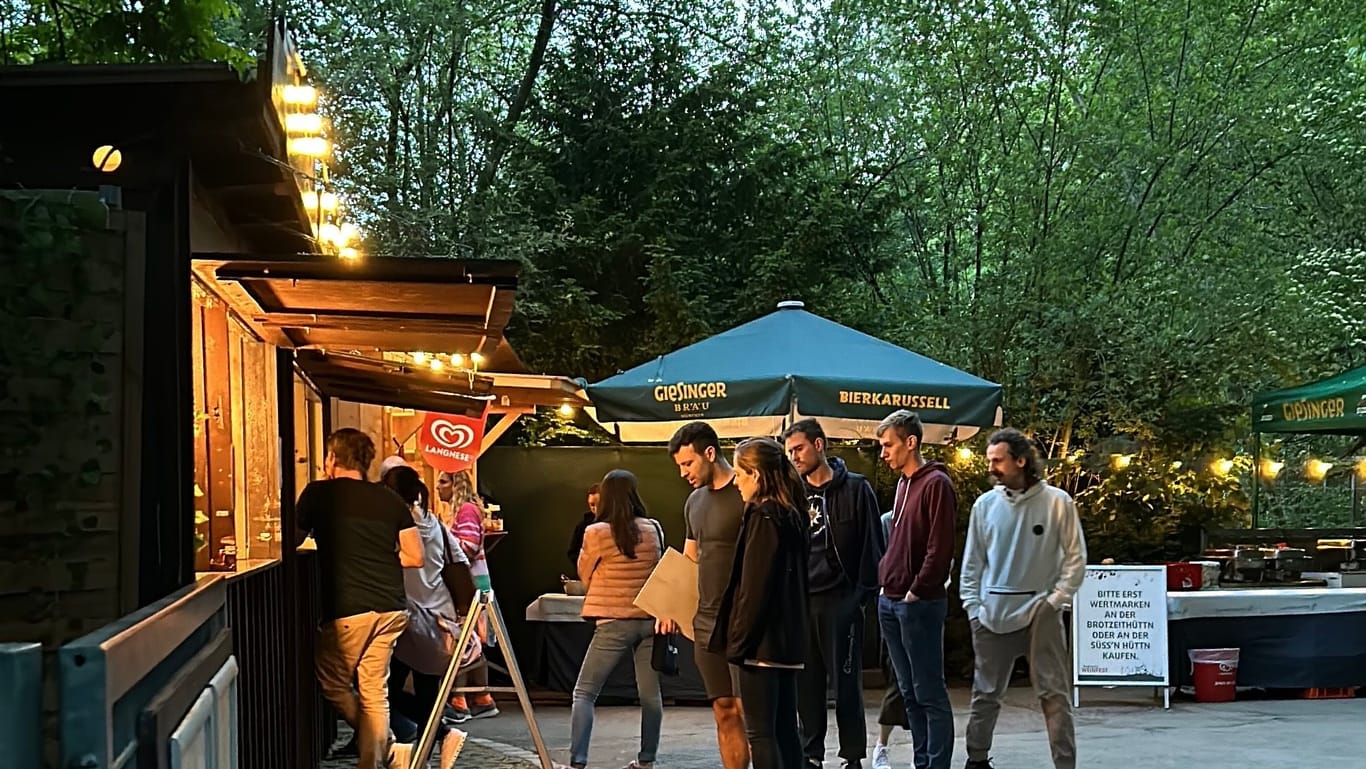 Besucher des Weinfests im Westpark vor einem Essensstand.