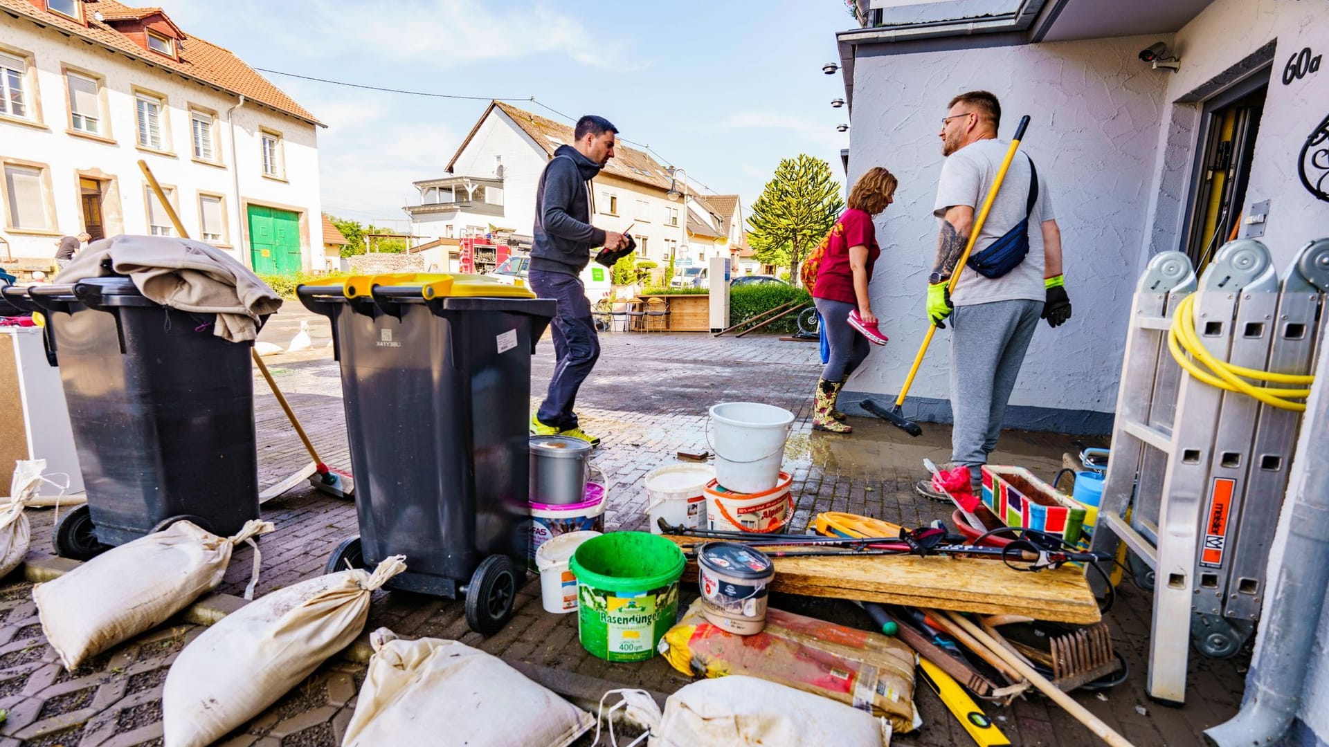 Aufräumen nach dem Unwetter in Kleinbittersdorf im Saarland: Morgen können die Hochwasser bereits wieder steigen.