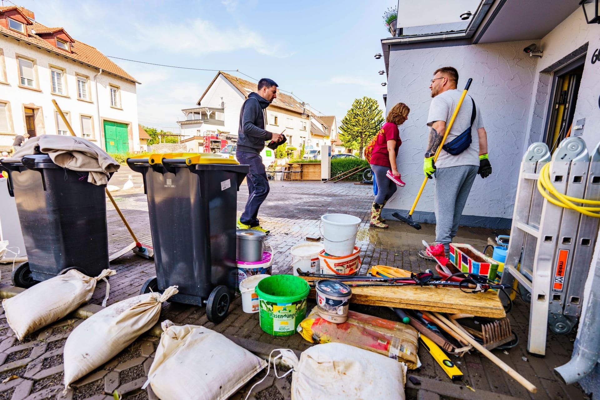 Aufräumen nach dem Unwetter in Kleinbittersdorf im Saarland: Morgen können die Hochwasser bereits wieder steigen.