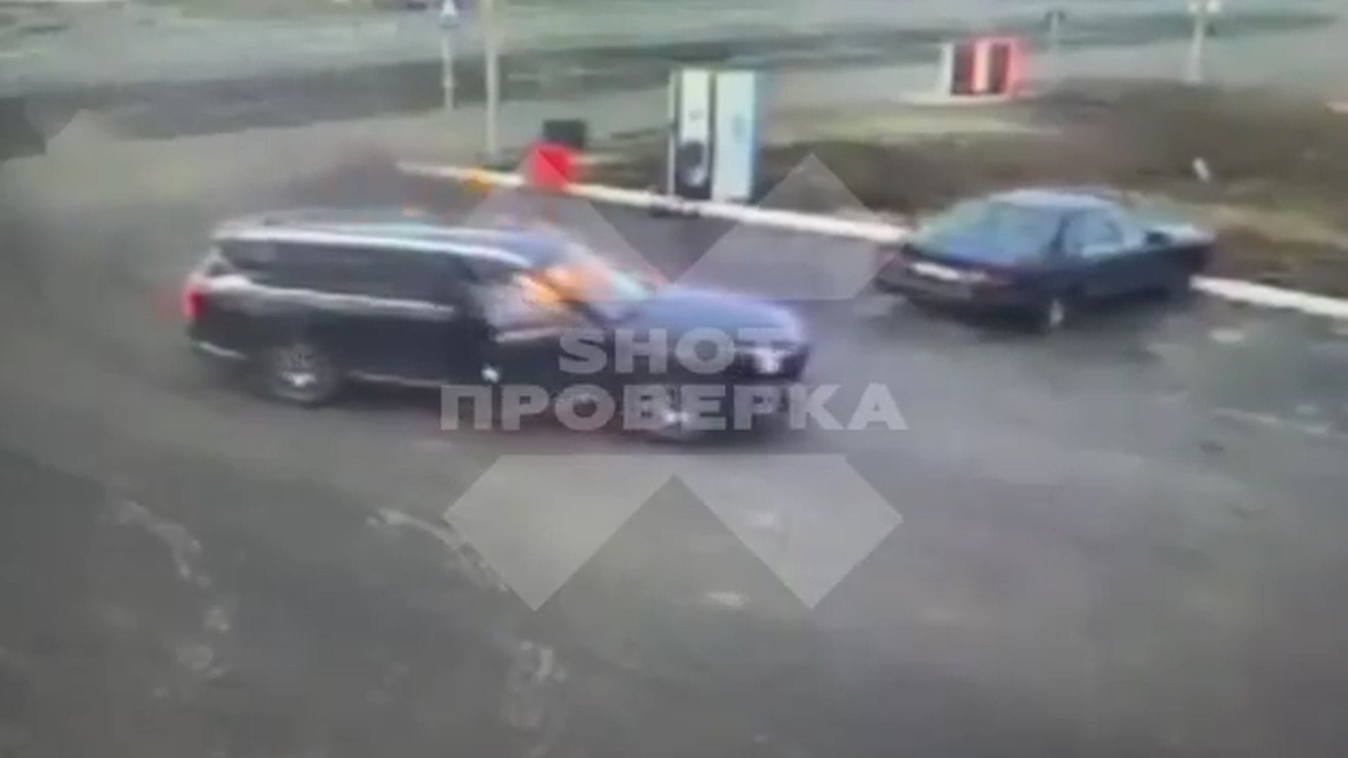 Russland: Chinesisches Auto fängt plötzlich Feuer während der Fahrt | Video