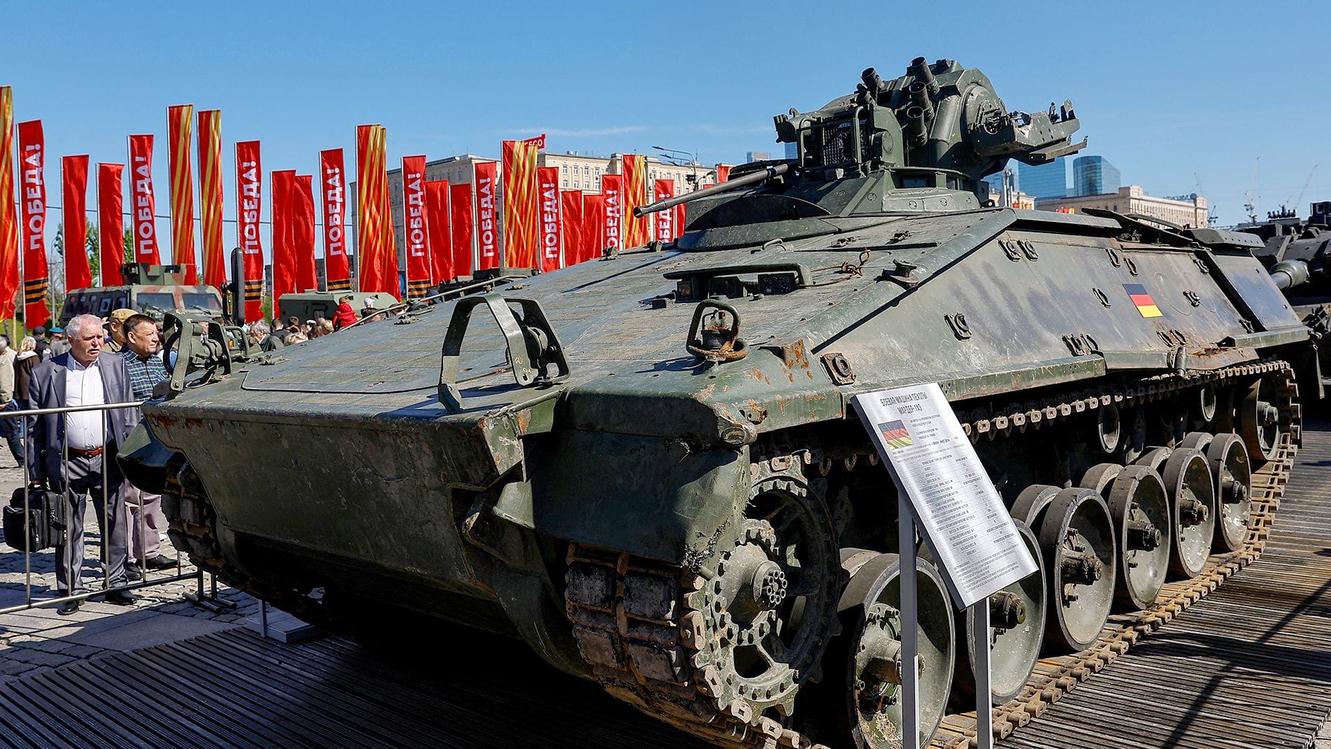 Russland präsentiert Kriegsbeute in Moskau: Andrang auf deutsche Panzer