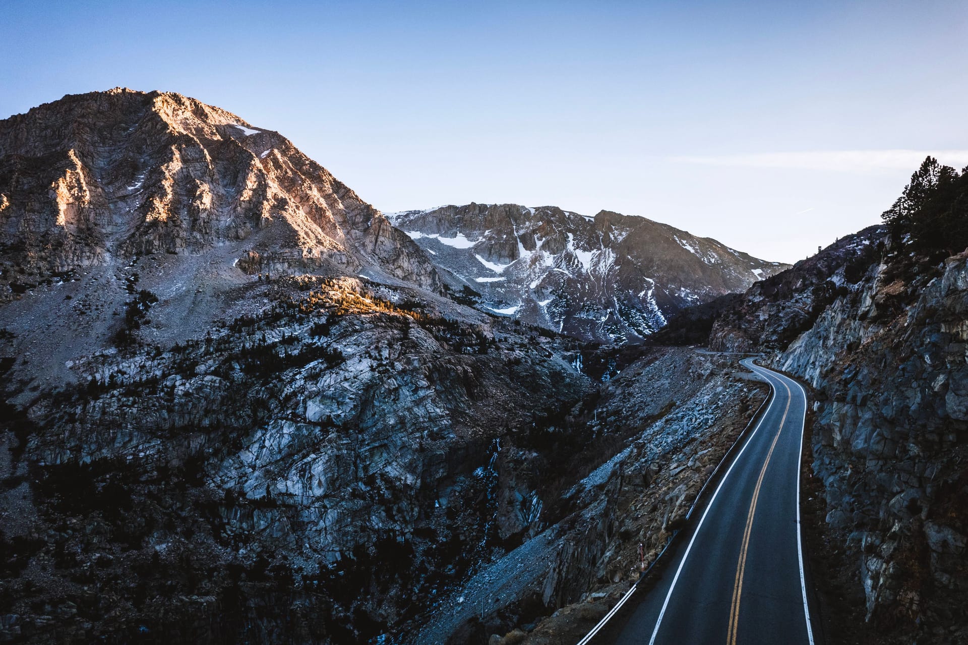 Schneereste in der Sierra Nevada in Kalifornien: Hier schlängelt sich eine Straße durch den Tioga Pass.