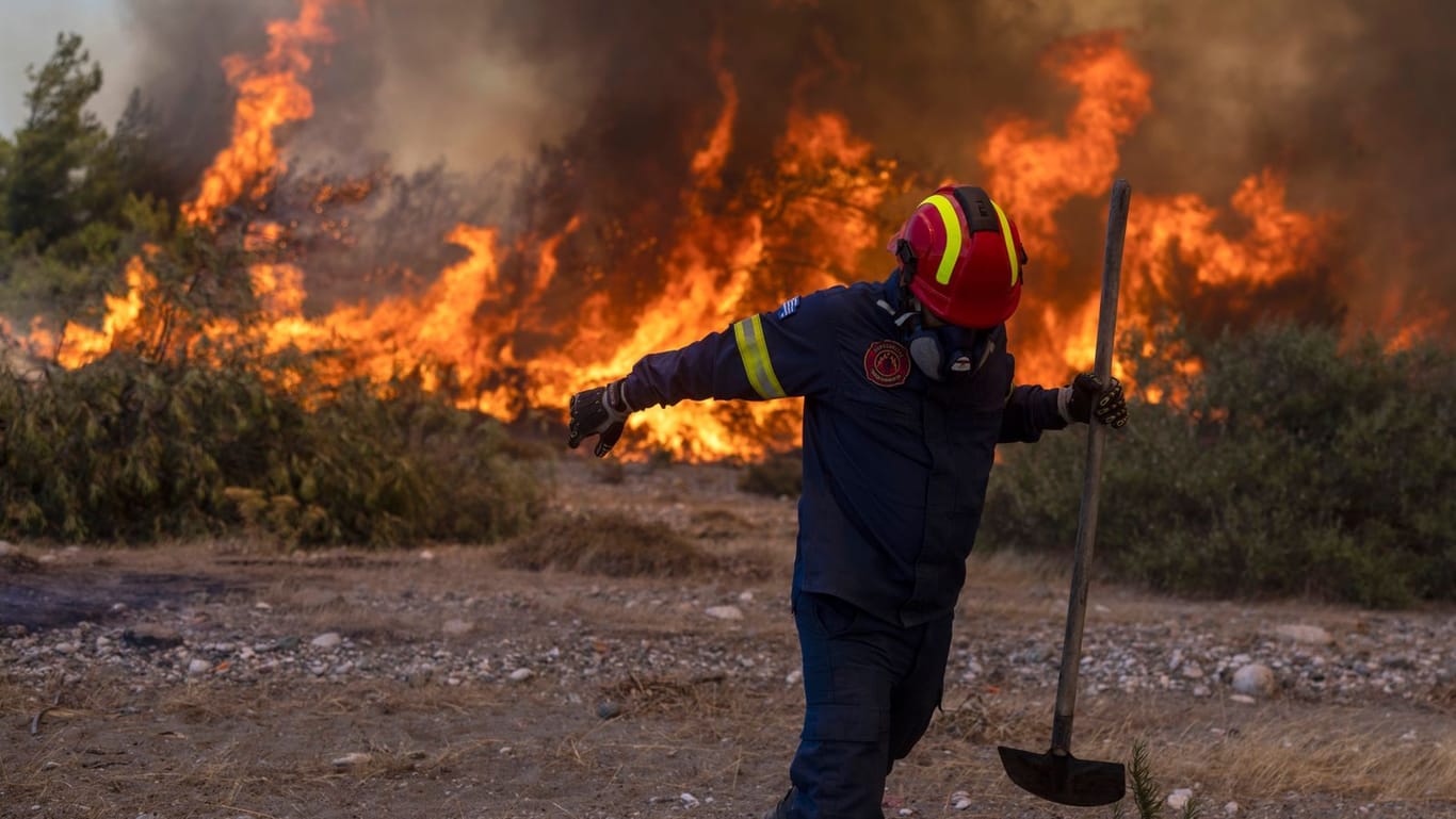 Waldbrand auf Rhodos in Griechenland (Archivbild): So will das Land seine Urlauber in Zukunft schützen.