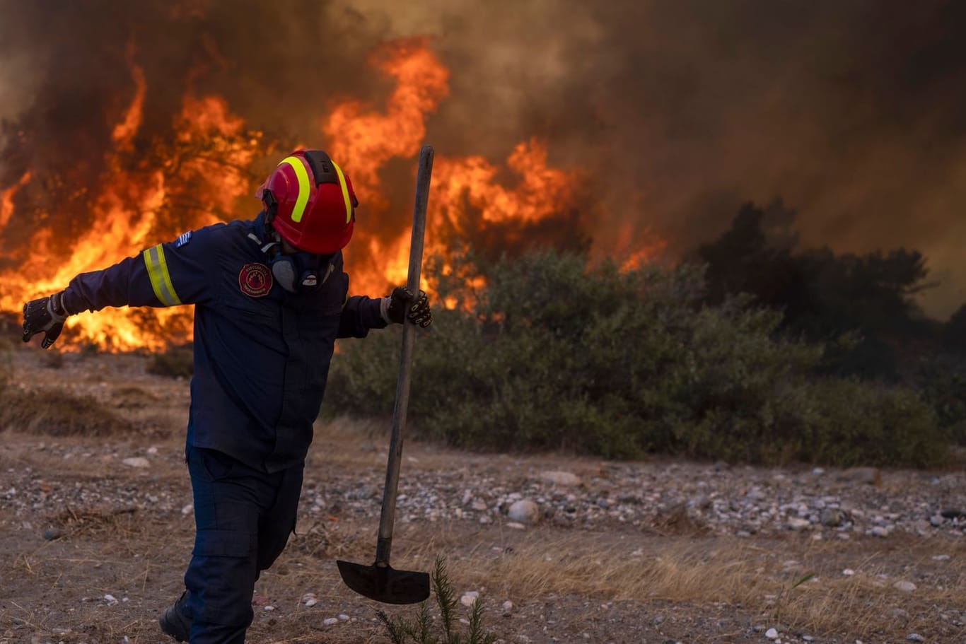 Waldbrand auf Rhodos in Griechenland (Archivbild): So will das Land seine Urlauber in Zukunft schützen.