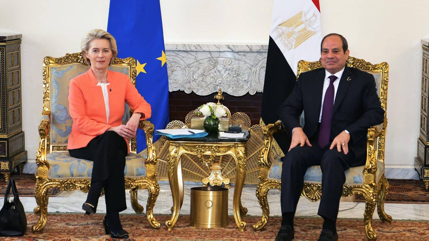 EU-Kommissionspräsidentin Ursula von der Leyen (l.) und der ägyptische Präsident Abdel Fattah el-Sisi: Ägypten soll eine Milliardensumme von der EU bekommen.