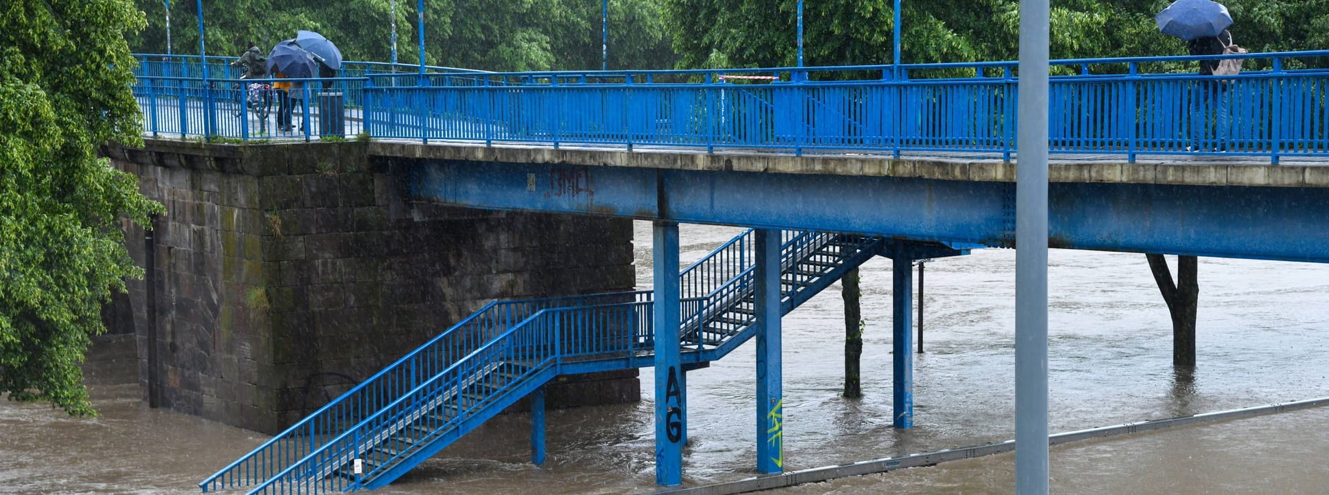 Durch Starkregen ist die Saar übergelaufen. Die Saarbrücker Stadtautobahn sowie die Berliner Promenade sind überflutet. Dort geparkte Autos stehen bis über die Reifen im Wasser. Und die Fluten steigen weiter.