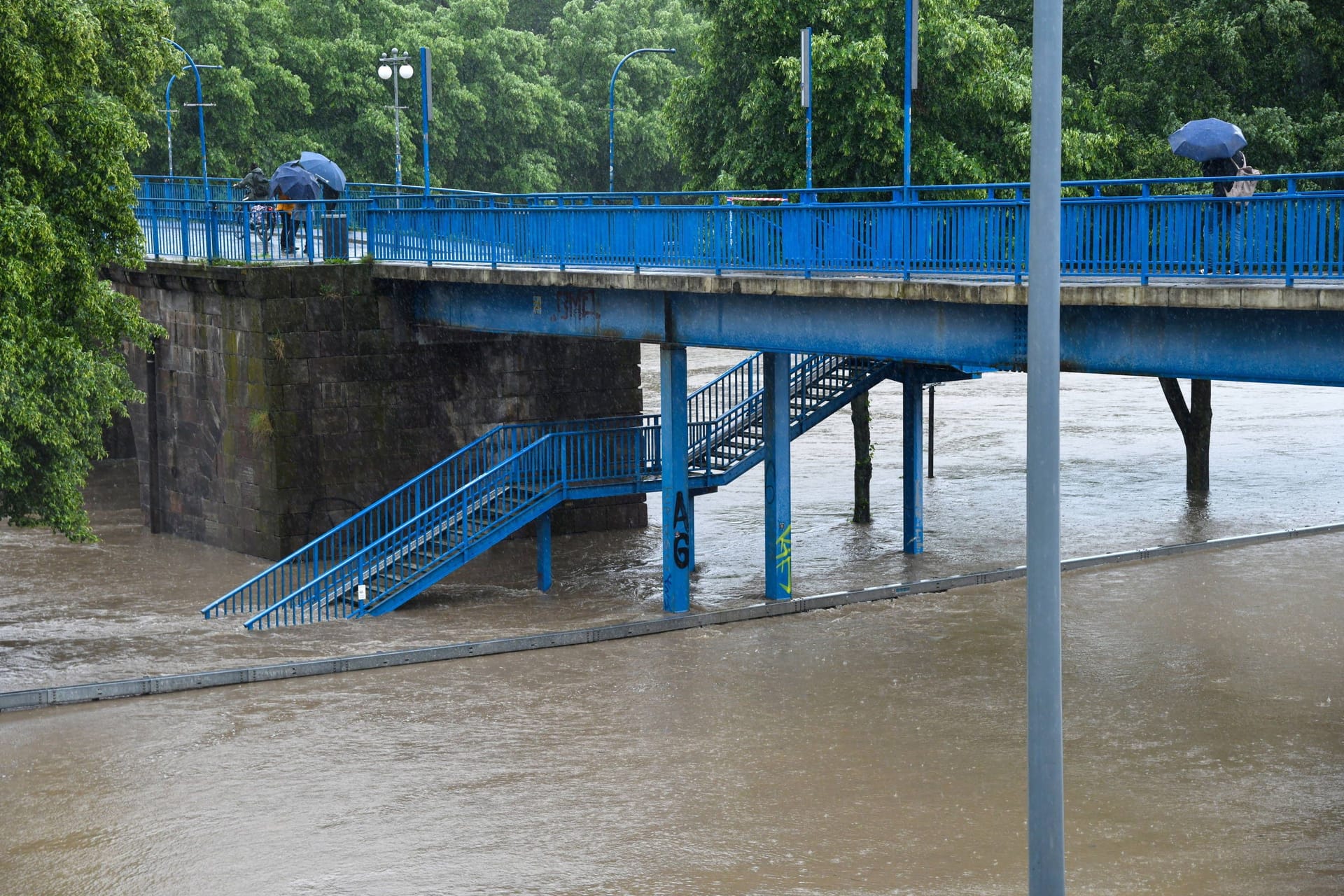 Durch Starkregen ist die Saar übergelaufen. Die Saarbrücker Stadtautobahn sowie die Berliner Promenade sind überflutet. Dort geparkte Autos stehen bis über die Reifen im Wasser. Und die Fluten steigen weiter.