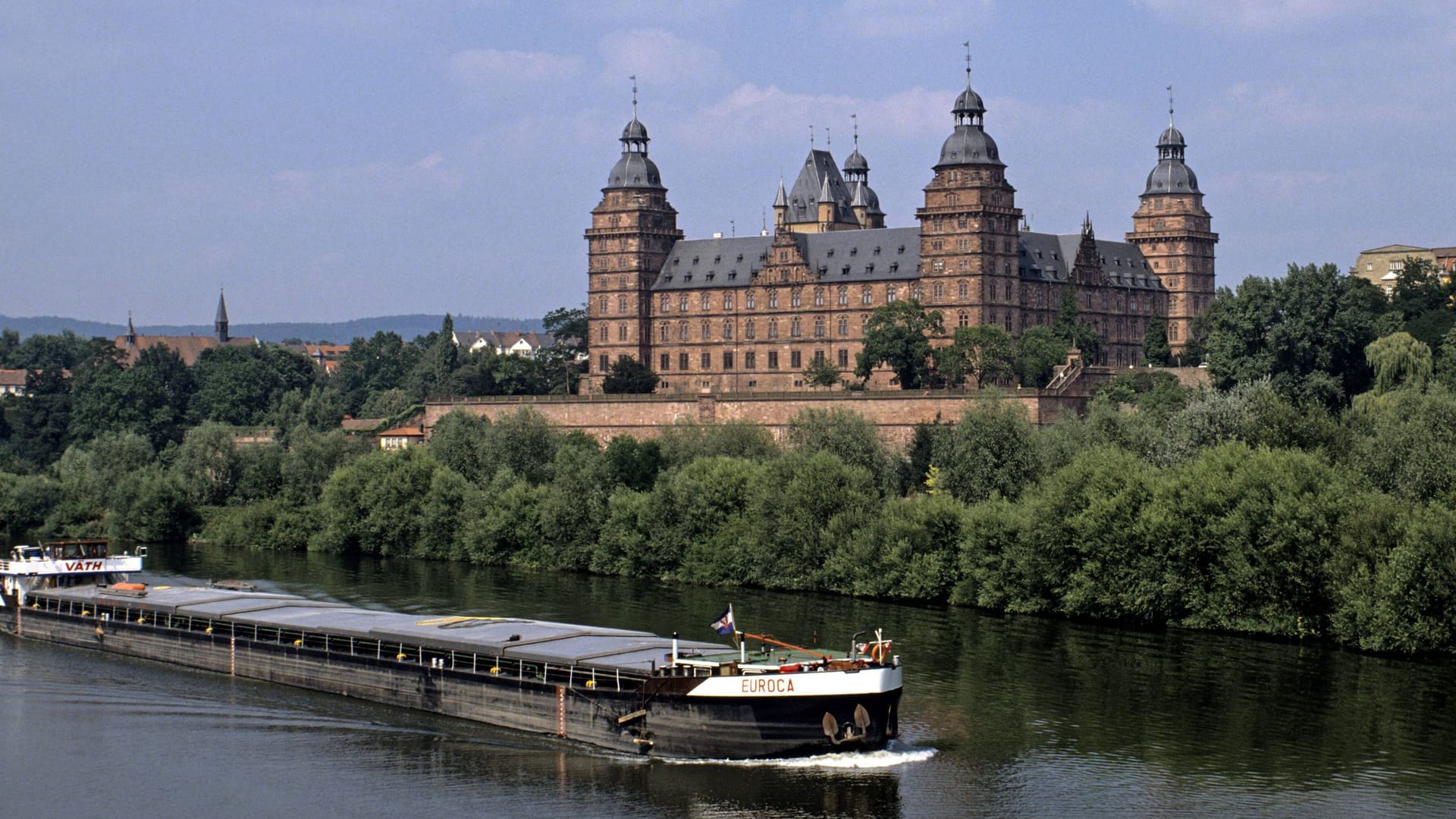 Der Main vor Aschaffenburg: In der unterfränkischen Stadt hat das Unternehmen seinen Sitz.