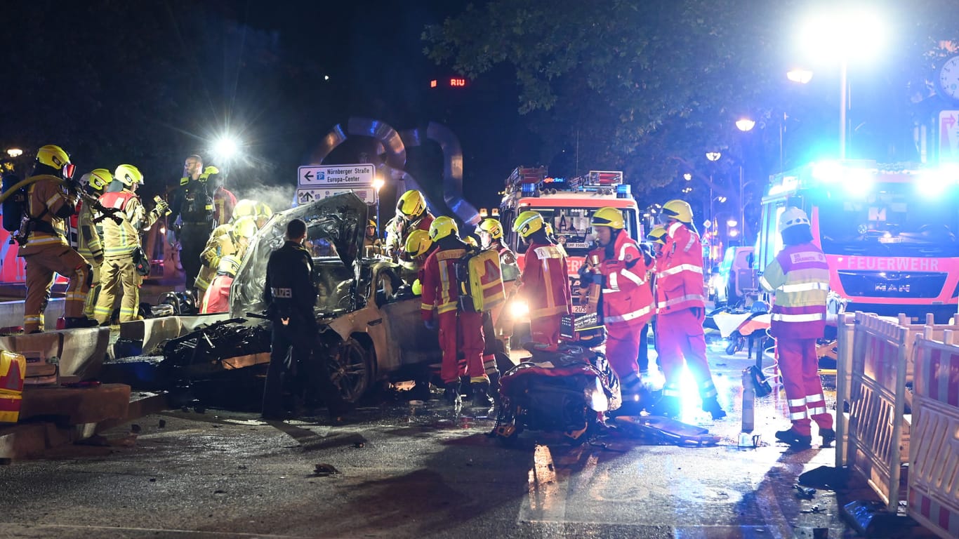 Unfallwrack am Tauentzien: Die Berliner Rettungskräfte waren nach einem mutmaßlichen sogenannten Alleinrennen mit einem Großaufgebot im Einsatz.