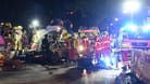 Unfallwrack am Tauentzien: Die Berliner Rettungskräfte waren nach einem mutmaßlichen sogenannten Alleinrennen mit einem Großaufgebot im Einsatz.
