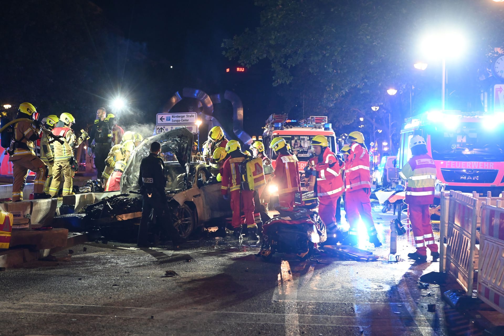 Unfallwrack am Tauentzien: Die Berliner Rettungskräfte waren nach einem mutmaßlichen sogenannten Alleinrennen mit einem Großaufgebot im Einsatz.