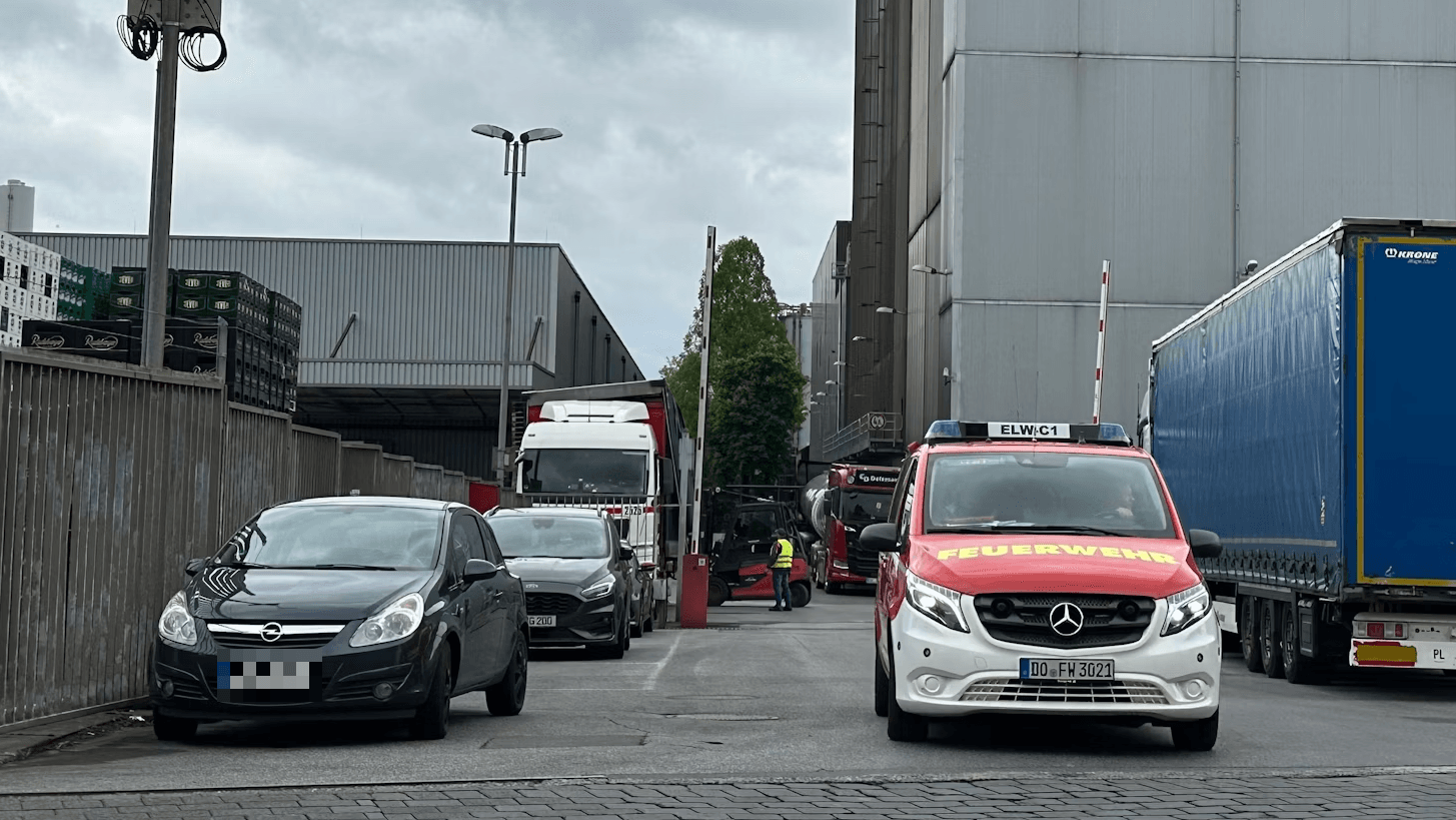 Feuerwehreinsatzwagen auf dem Gelände der Brauerei: Der Brand war schnell gelöscht.