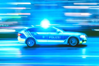 Die Polizei mit Blaulicht unterwegs (Archivbild): In Bremen kam es zu einer Attacke in einer Bar.