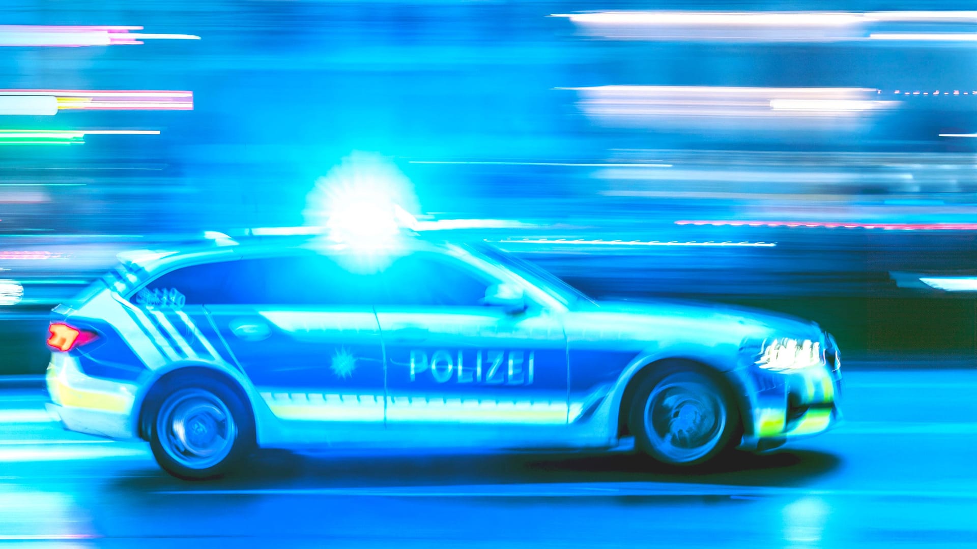 Die Polizei mit Blaulicht unterwegs (Archivbild): In Bremen kam es zu einer Attacke in einer Bar.