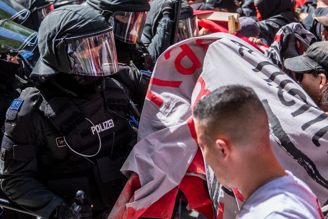 Einheiten der Polizei stoßen während der Revolutionären 1. Mai Demo in der Stuttgarter Innenstadt mit Demonstrationsteilnehmern zusammen.