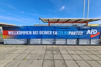 Ein Banner vor der AfD-Europawahlversammlung (Symbolbild): Der AfD-Parteitag in Essen stößt auf große Kritik.