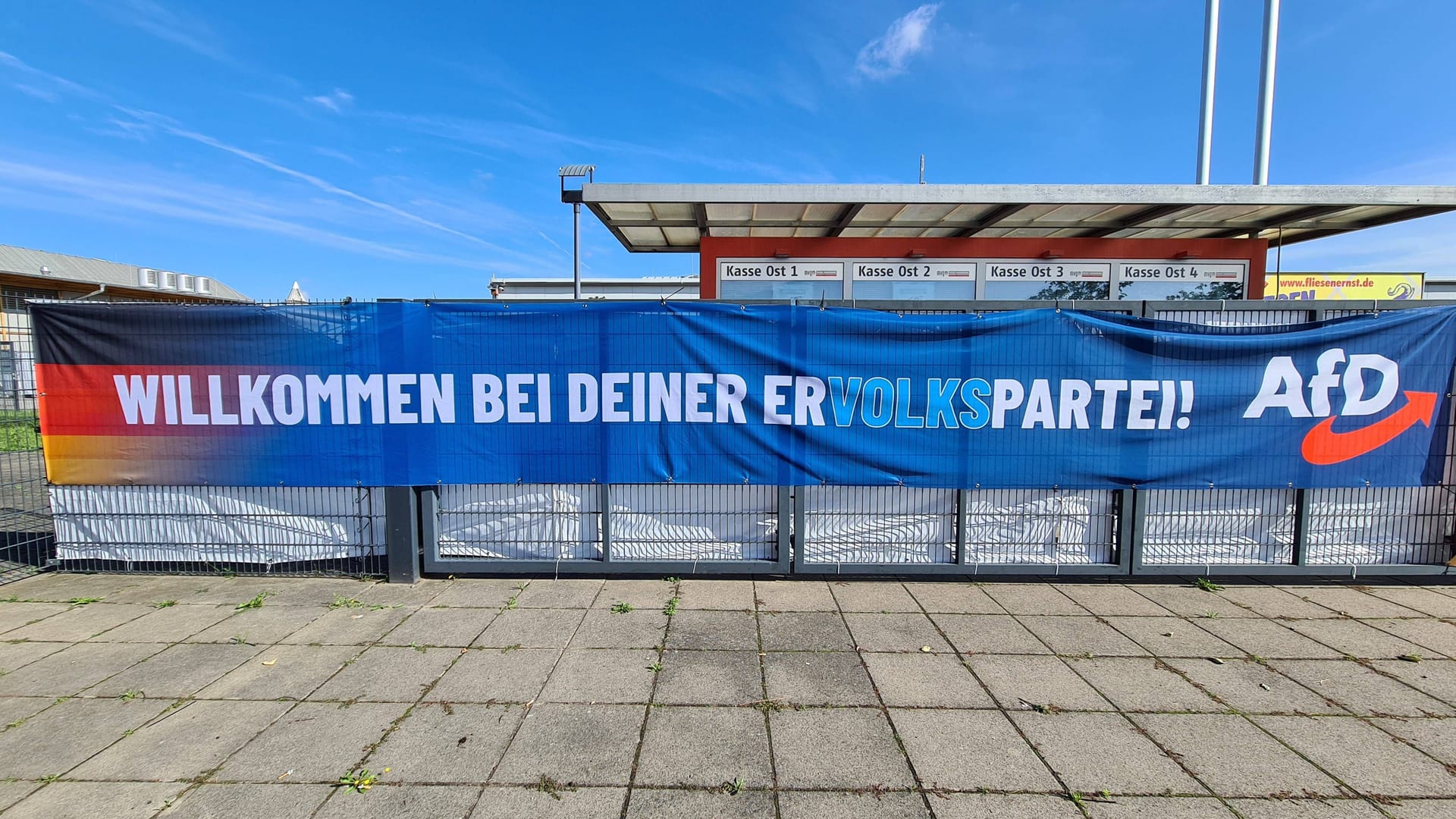 Ein Banner vor der AfD-Europawahlversammlung (Symbolbild): Der AfD-Parteitag in Essen stößt auf große Kritik.